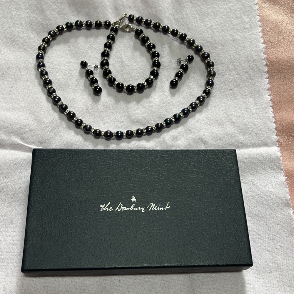 Danbury Mint Black Pearl Necklace Classic Elegance - Picture 6 of 7